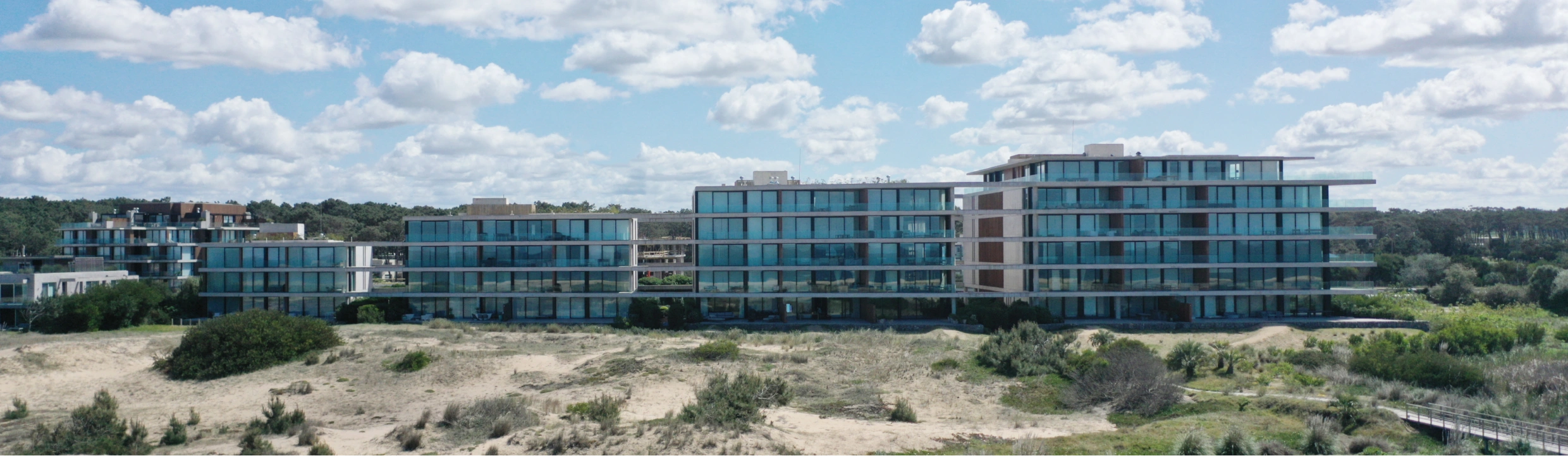 Edificio de apartamentos de lujo con vista panorámica al lago, rodeado de naturaleza en Punta del este