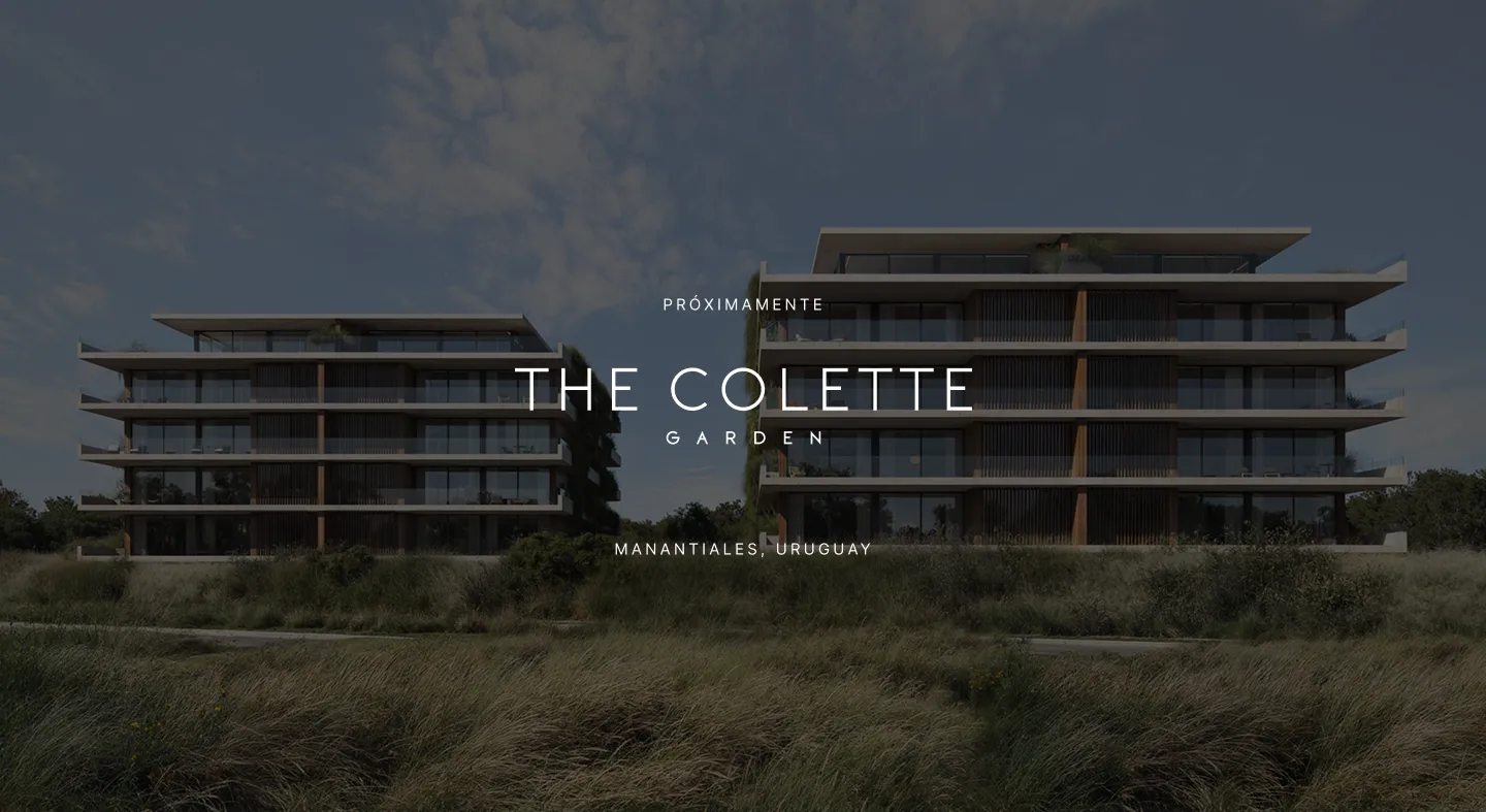 Vista aérea de un lago rodeado de vegetación, con una pasarela y un muelle de madera. En el fondo se pueden ver canchas de tenis y un camino.